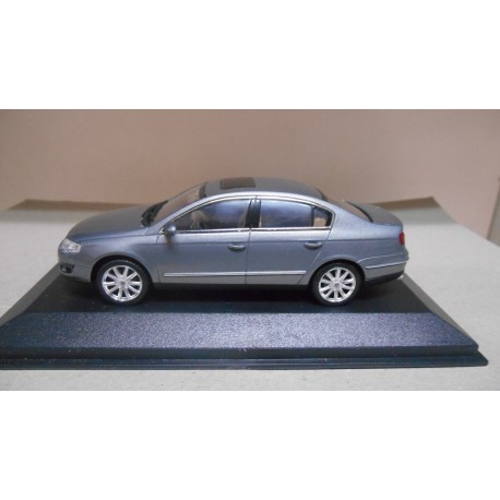 VOLKSWAGEN PASSAT B6 GREY METALLIC 1:43 DEALER MINICHAMPS