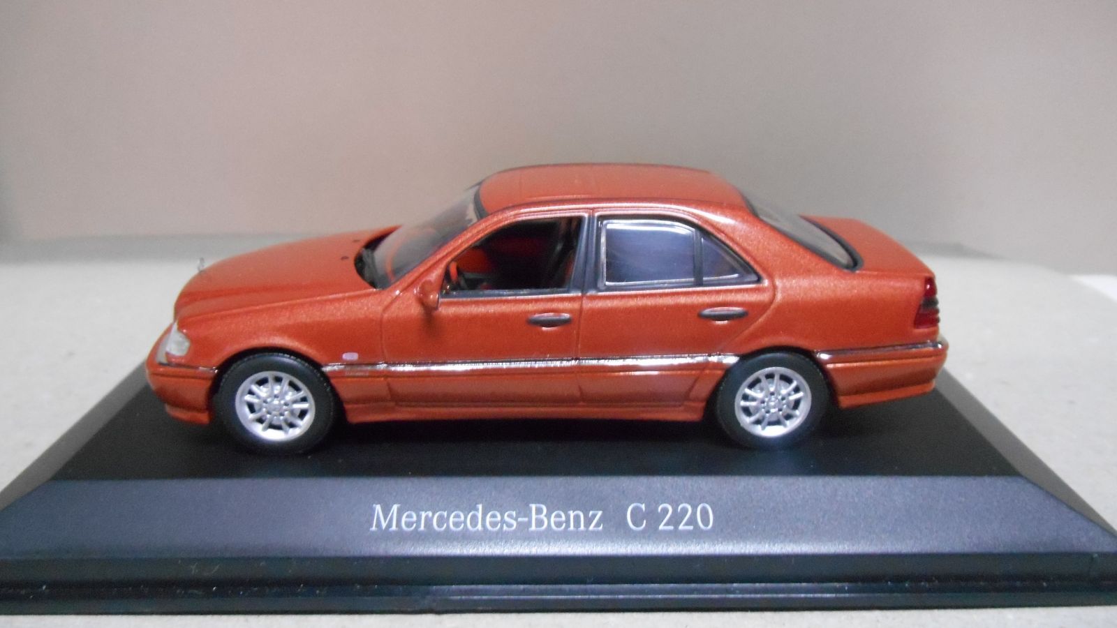 MERCEDES-BENZ W202 C-KLASSE C220 ORANGE 1:43 DEALER MINICHAMPS