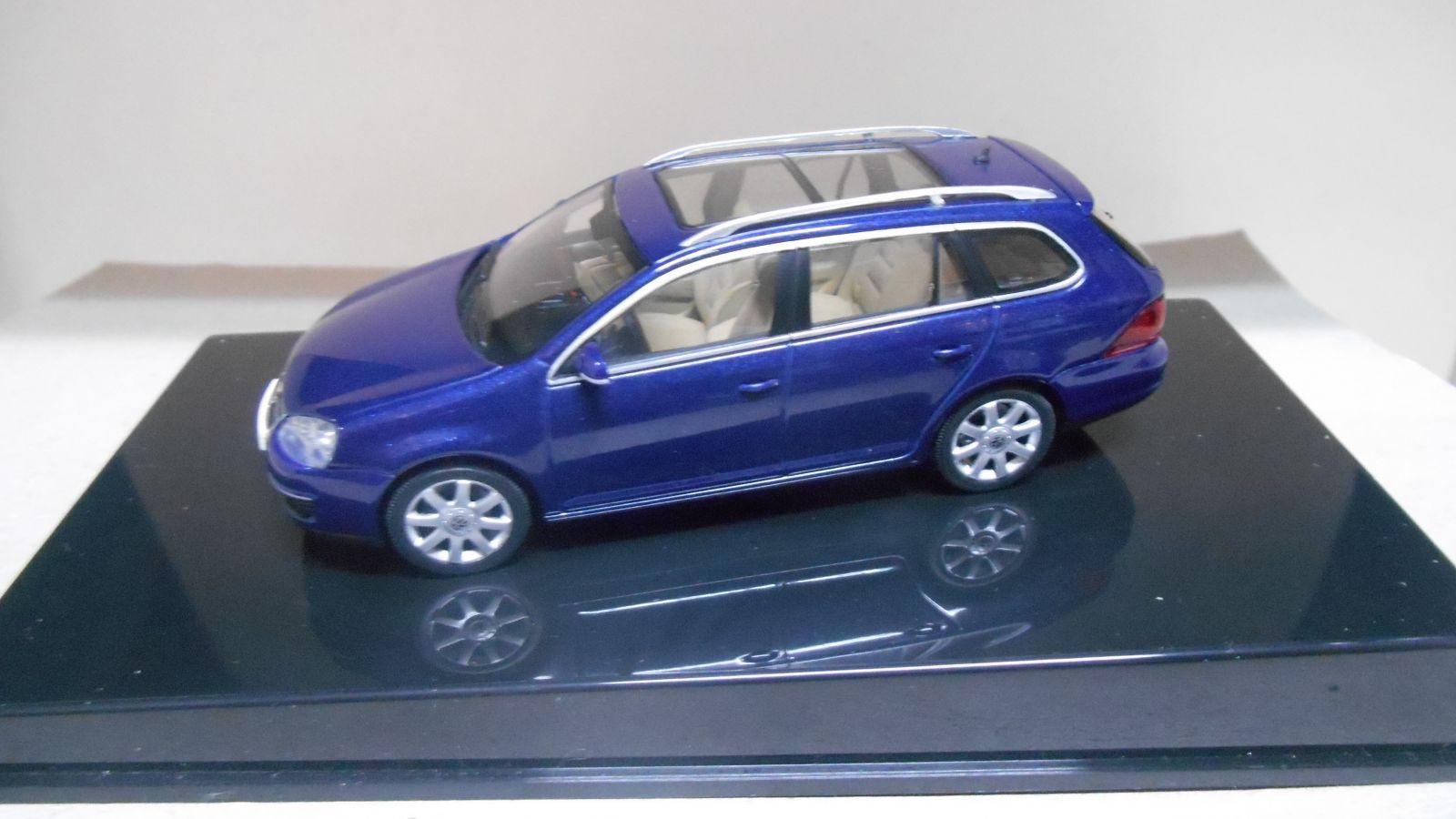 VOLKSWAGEN GOLF 5 VARIANT BLUE 1:43 AUTOART - BCN STOCK CARS