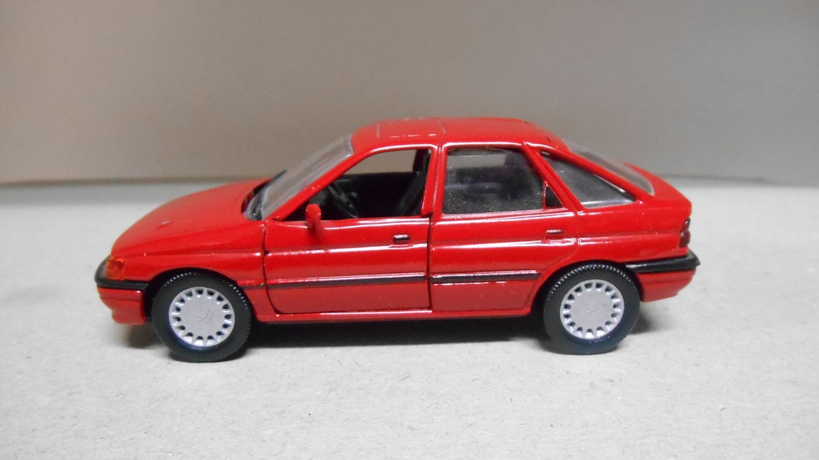 Schabak - 1090 Ford Escort Police Bulgare 1/43 Schabak - 1090 Ford Escort Police Bulgare 1/43