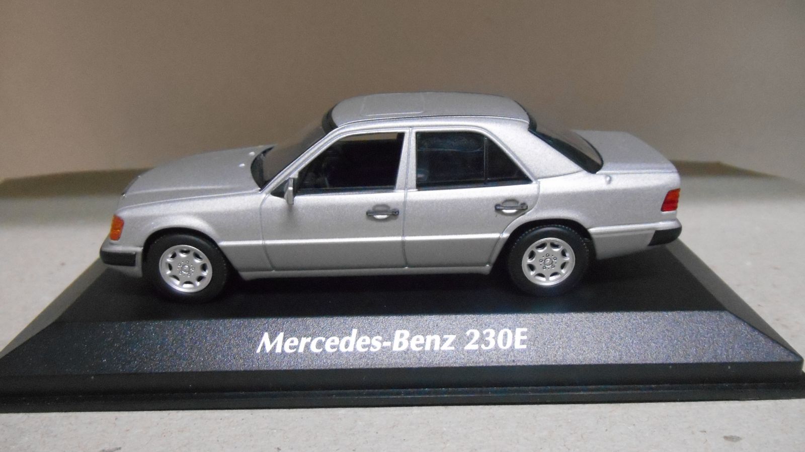 MERCEDES-BENZ W124 230 E SILVER MAXICHAMPS 1:43 MINICHAMPS