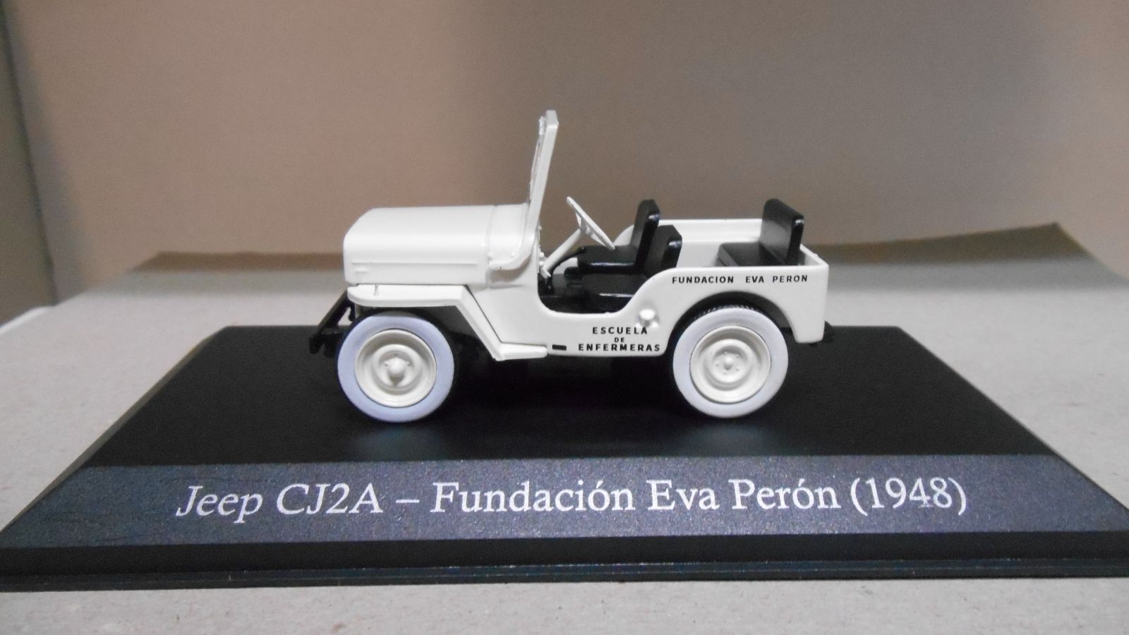 Modèle Réduit 1:43 Jeep CJ2A Fundación Eva Perón 1948 Par Salvat - Neuf Sous Blister