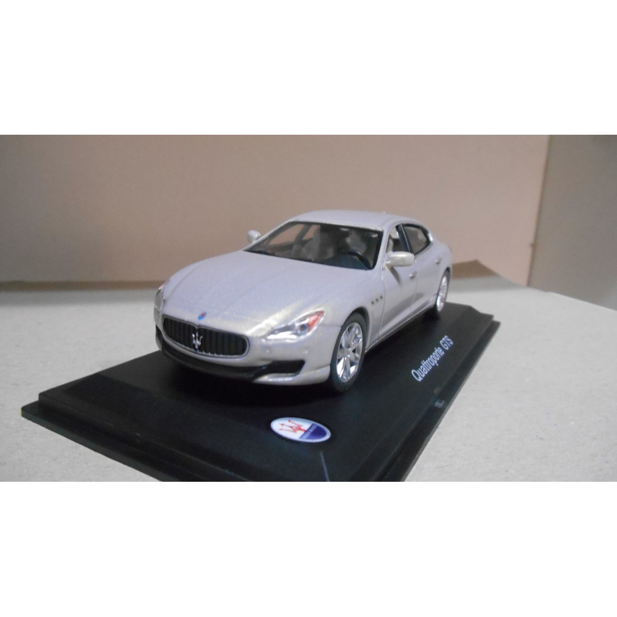 MASERATI QUATTROPORTE GTS 1:43 WHITEBOX - BCN STOCK CARS