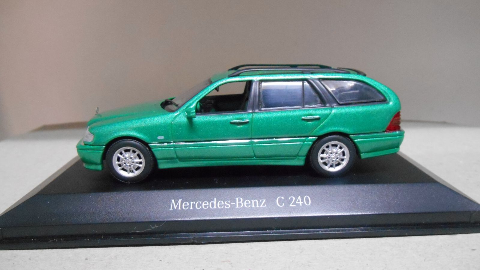 MERCEDES-BENZ W202 C 240 BREAK/FAMILIAR 1:43 DEALER MINICHAMPS