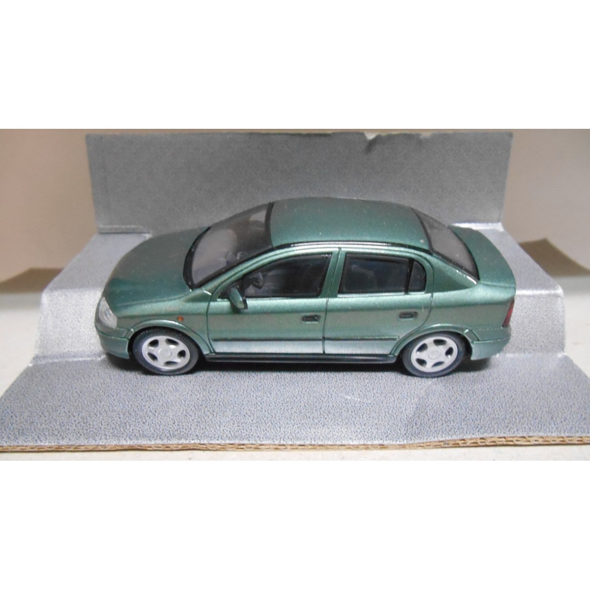 https://www.bcnstockcars.com/78966-thickbox_default/opel-astra-g-sedan-green-143-dealer-schuco.jpg