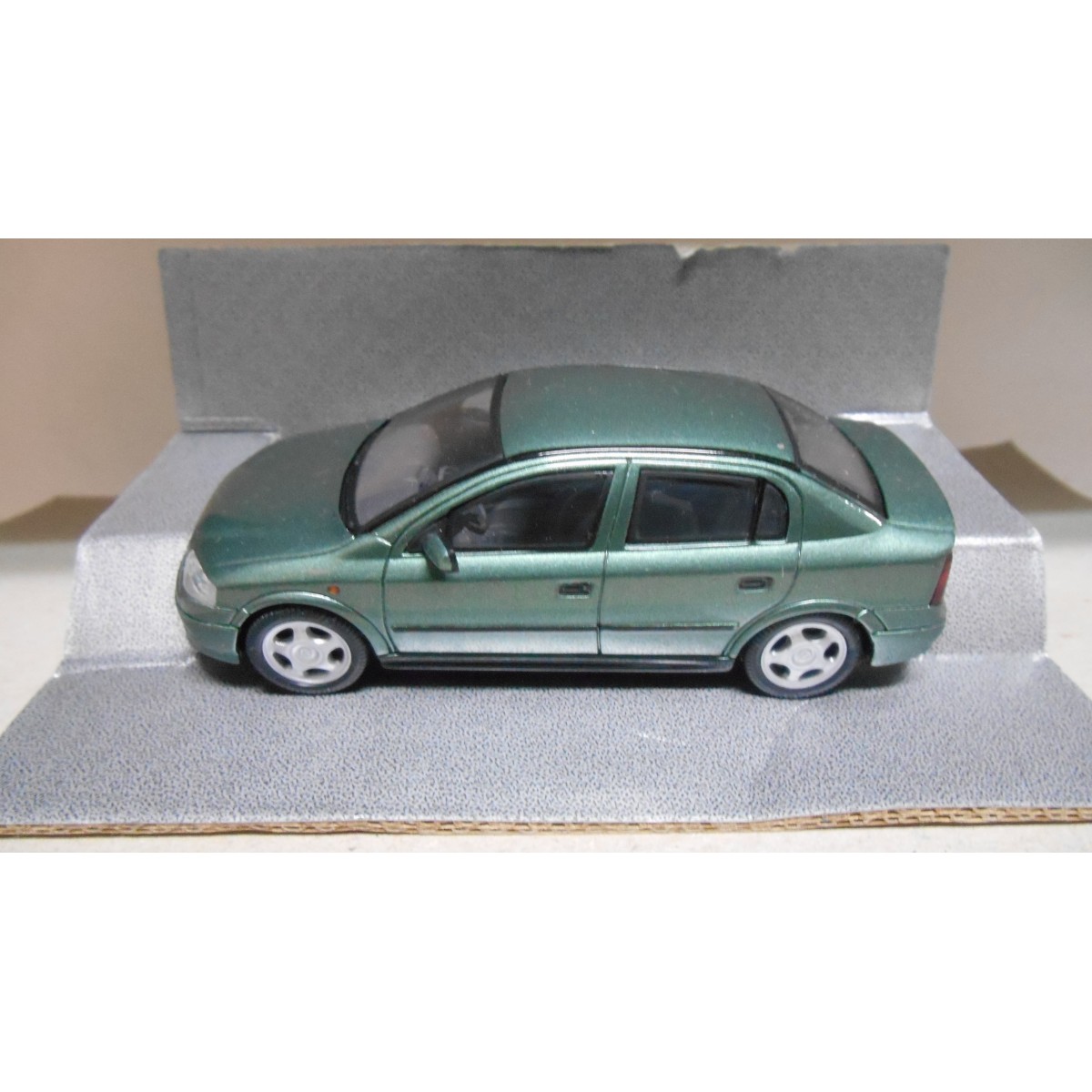 OPEL ASTRA G SEDAN GREEN 1:43 DEALER SCHUCO - BCN STOCK CARS