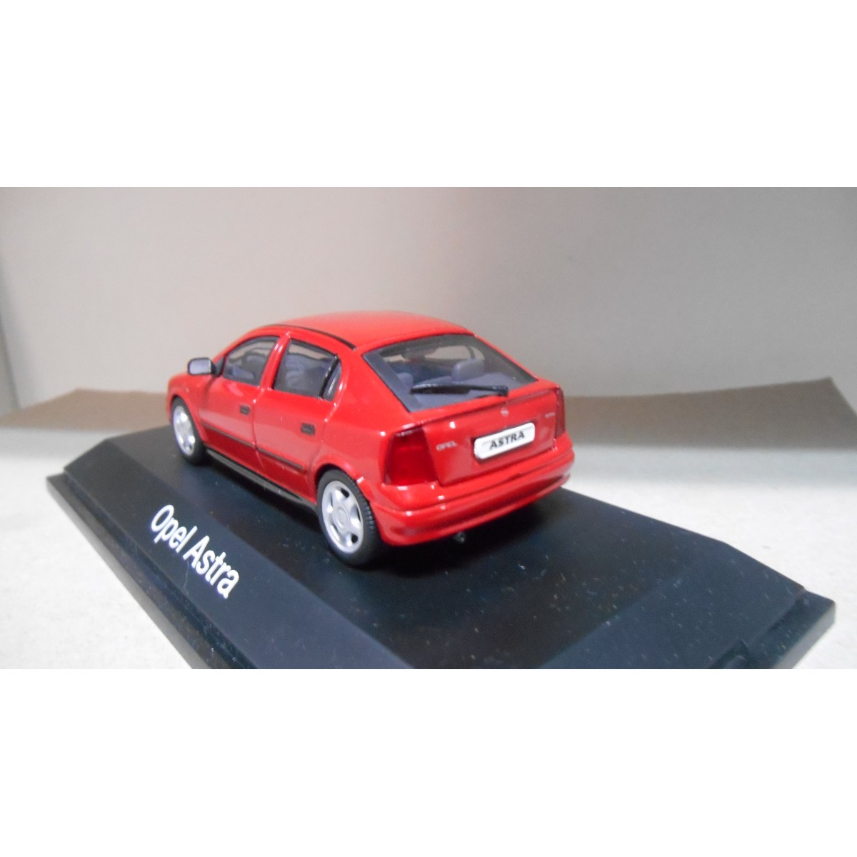 OPEL ASTRA G SEDAN GREEN 1:43 DEALER SCHUCO - BCN STOCK CARS