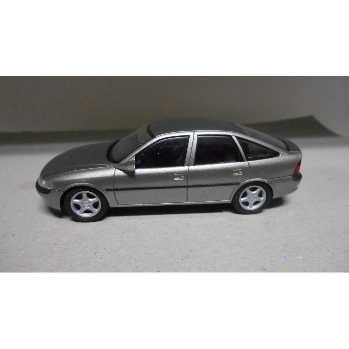 OPEL VECTRA C CARAVAN Martini SCHUCO 1:43 jante tuning de reference