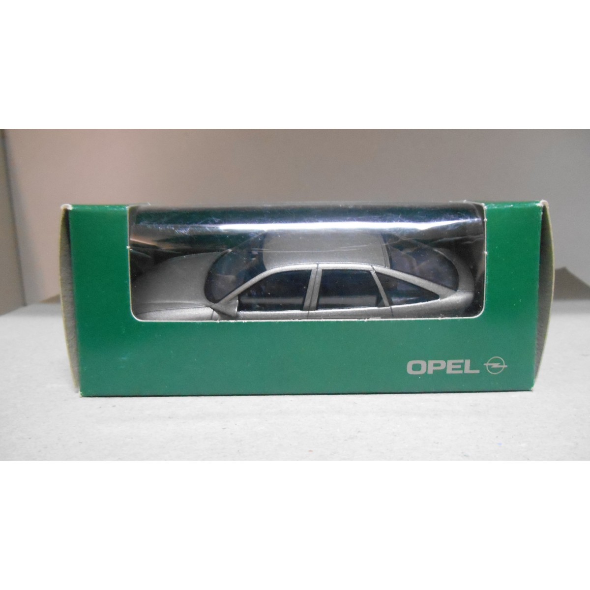 OPEL VECTRA B CARAVAN Vert SCHUCO 1:43 de reference 04273