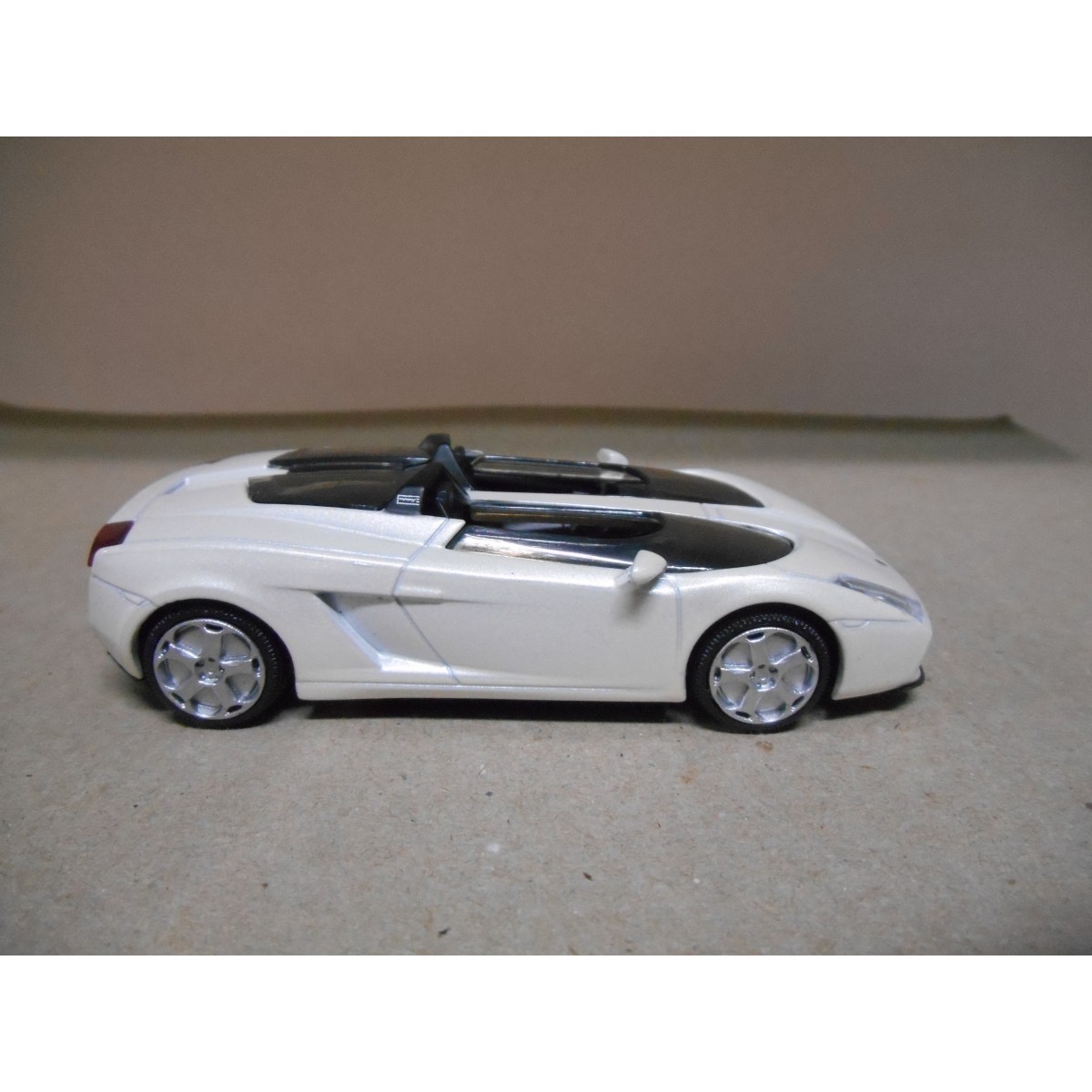 Lamborghini Concept S blanc métallisé 1/18 Motormax