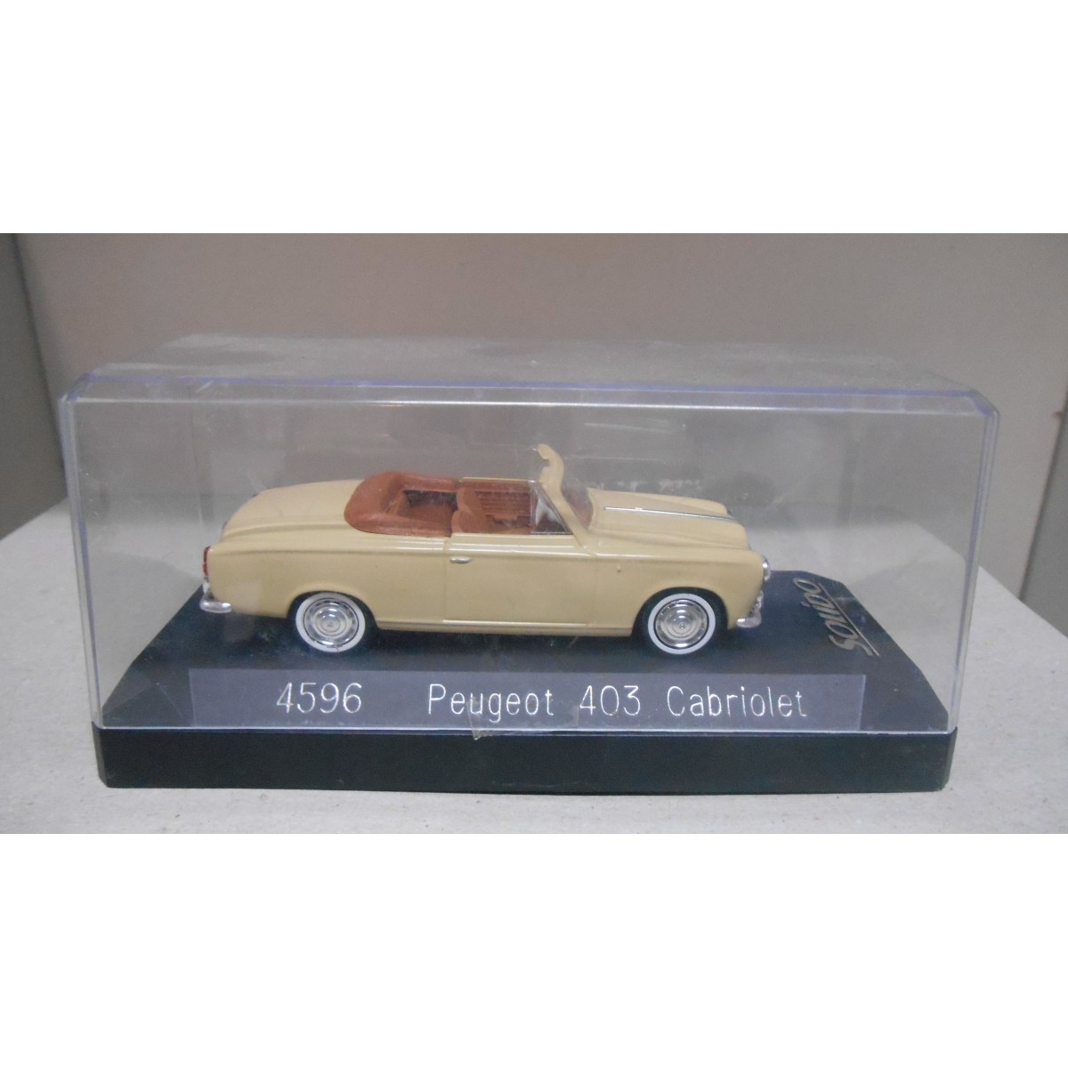 Miniature Solido - Peugeot 403 Cabriolet Jaune - Avec Chauffeur