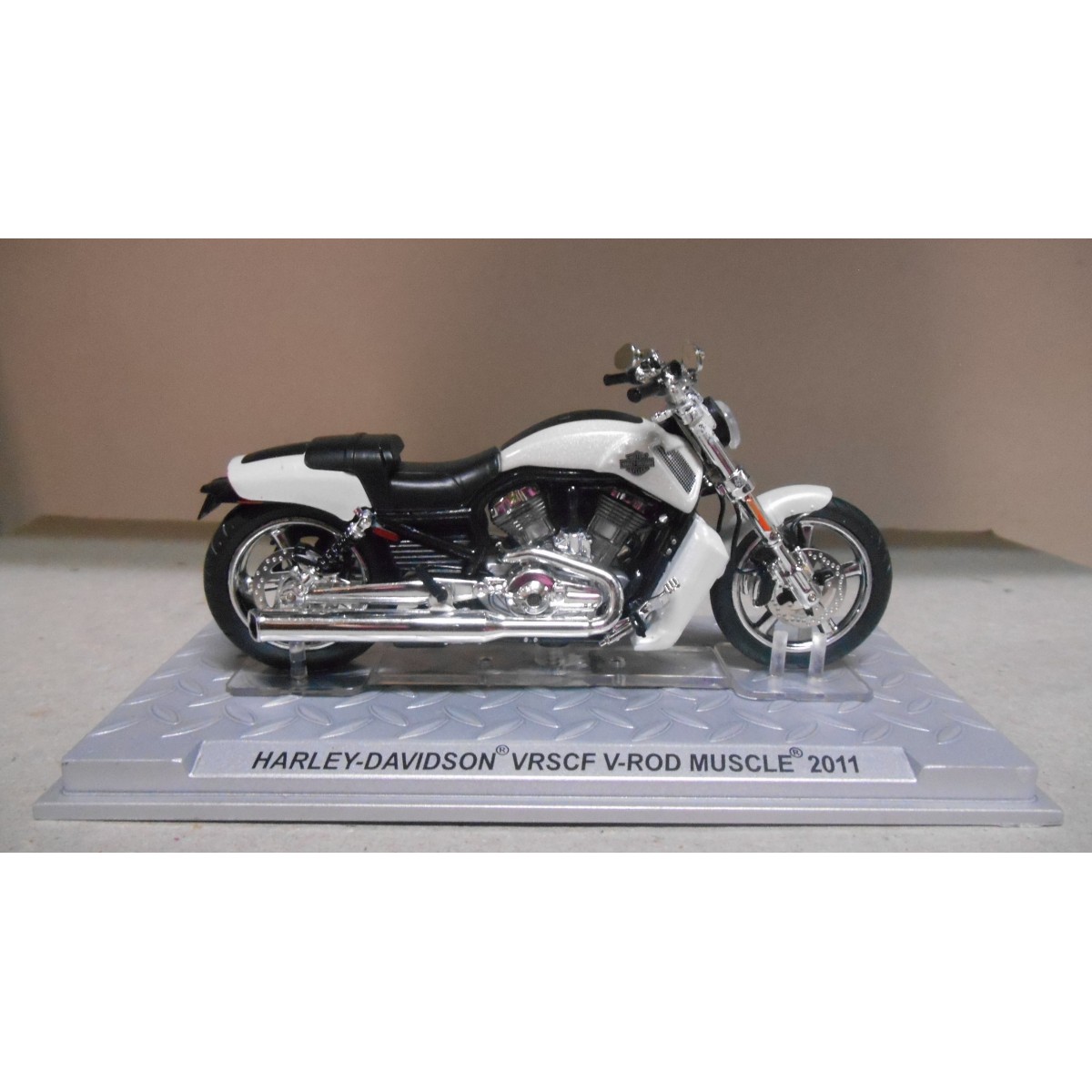 1:24 Harley Davidson VRSCF V-ROD MUSCLE 2011  Motorcycle Model Toy 