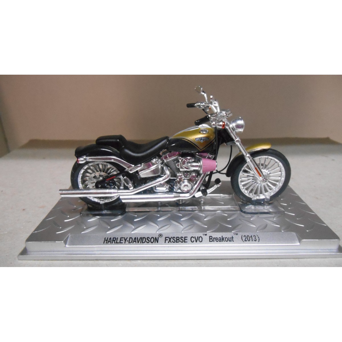 HARLEY DAVIDSON FXSBSE CVO BREAKOUT 2013 MOTO BIKE 1 24 ALTAYA IXO