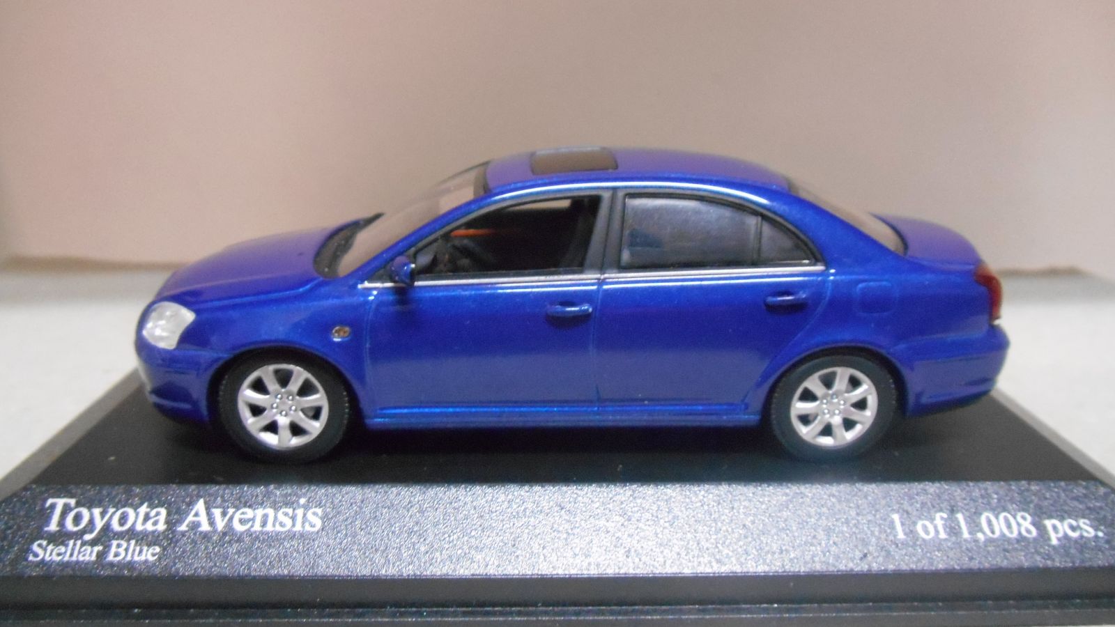 TOYOTA AVENSIS 2006 BLUE METALLIC 1:43 MINICHAMPS - BCN