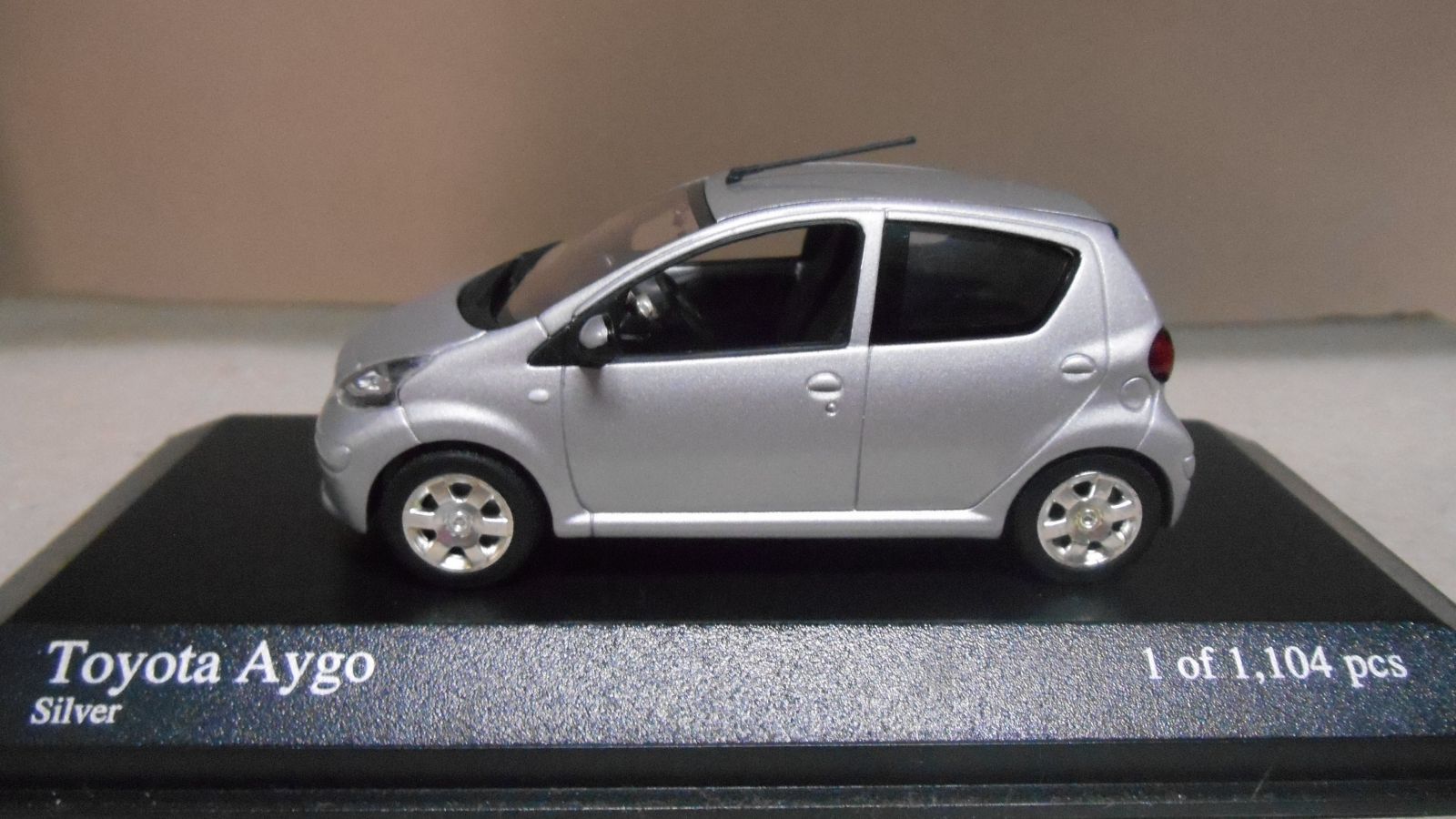 TOYOTA AYGO 2005 SILVER 1:43 MINICHAMPS - BCN STOCK CARS