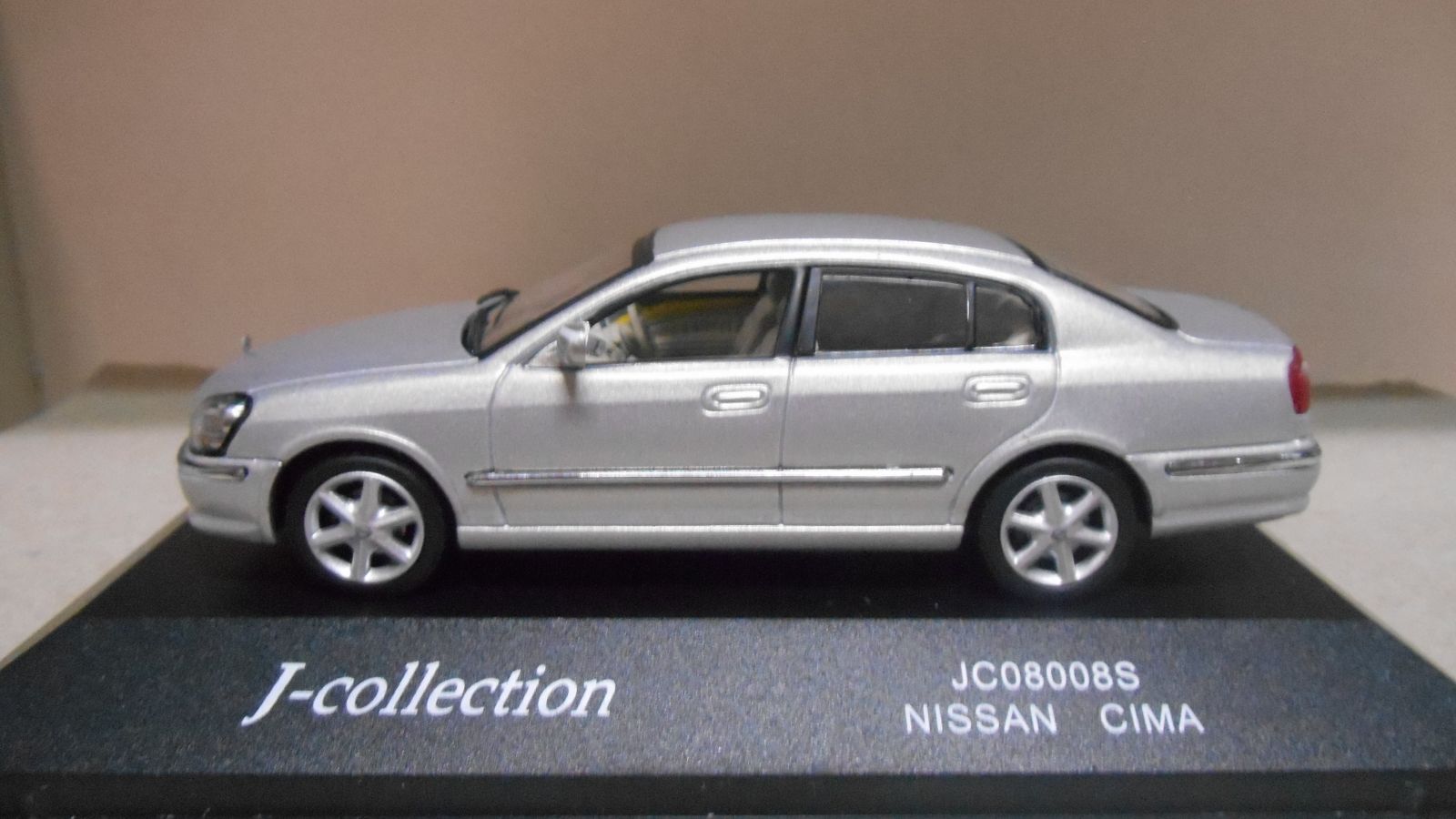 NISSAN CIMA 450 XV CHAMPAGNE SILVER 1:43 J-COLLECTION URNA RAJADA