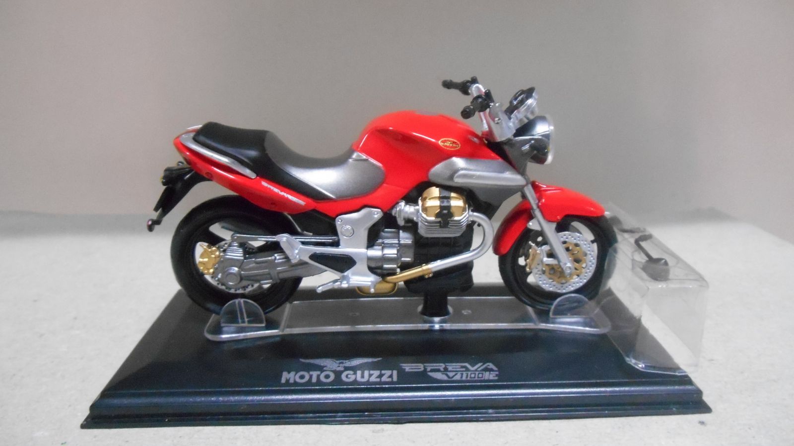 Starline Moto Guzzi Breva V1100 Modellmotorrad – Maßstab 1/24, Ca. 10 Cm, Mit Sockel & Vitrine
