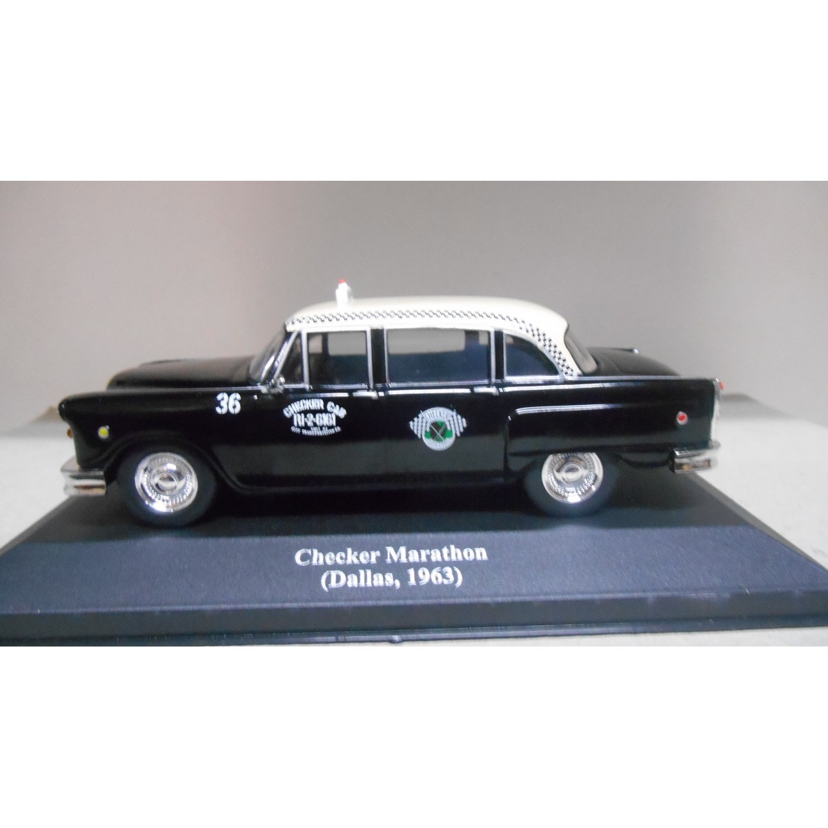 Voiture Miniature CHECKER MARATHON Dallas Taxi 1963 – Échelle 1/43 – IXO – Neuf En Boîte