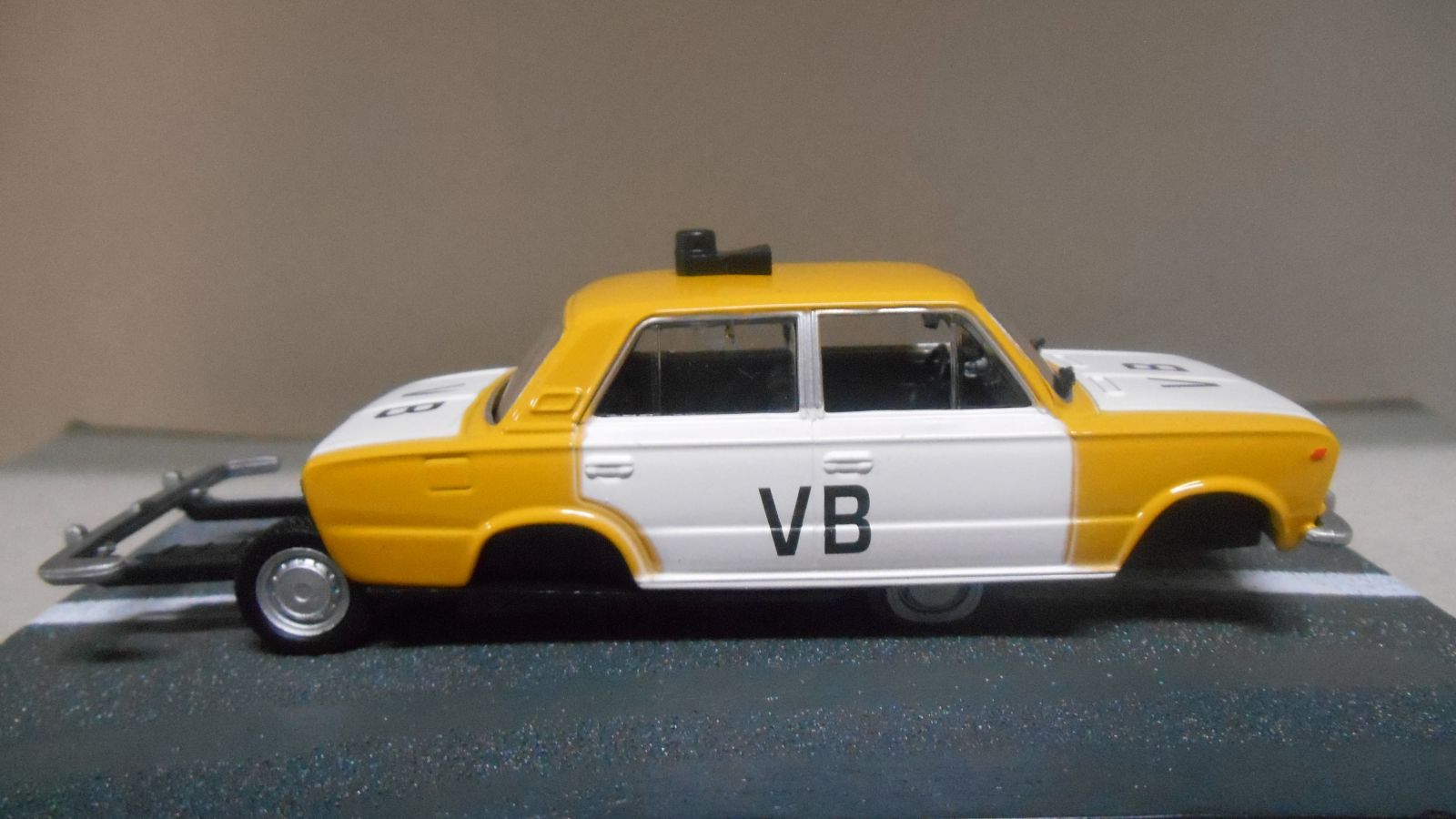LADA 1500 THE LIVING DAYLIGHTS 007 JAMES BOND 1:43 EAGLEMOSS IXO