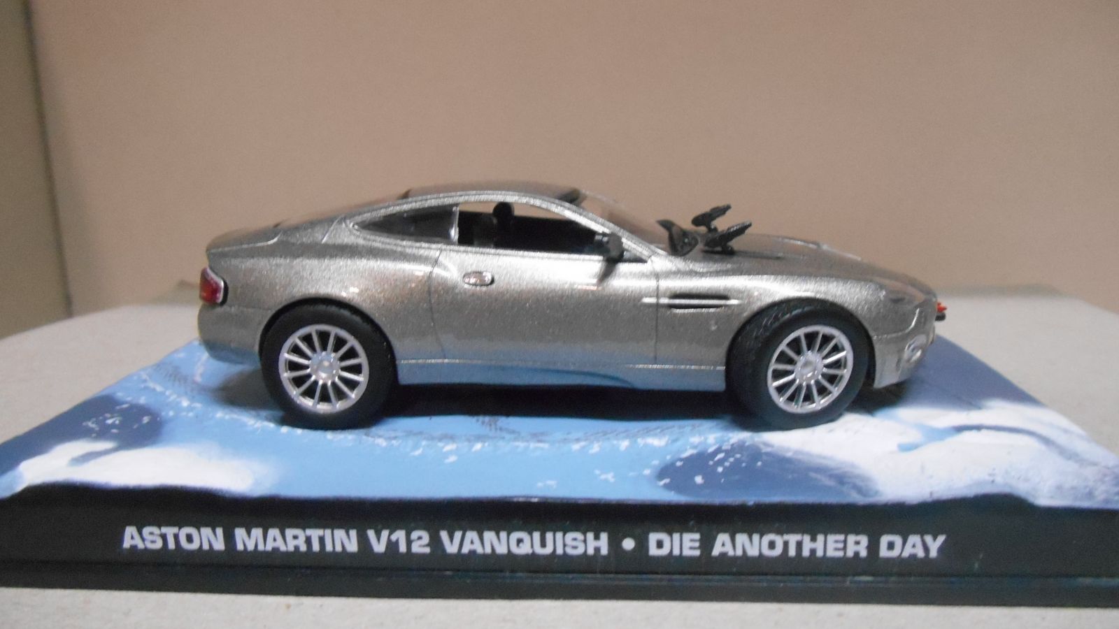 ASTON MARTIN V12 VANQUISH DIE ANOTHER DAY JAMES BOND 007 IXO 1:43