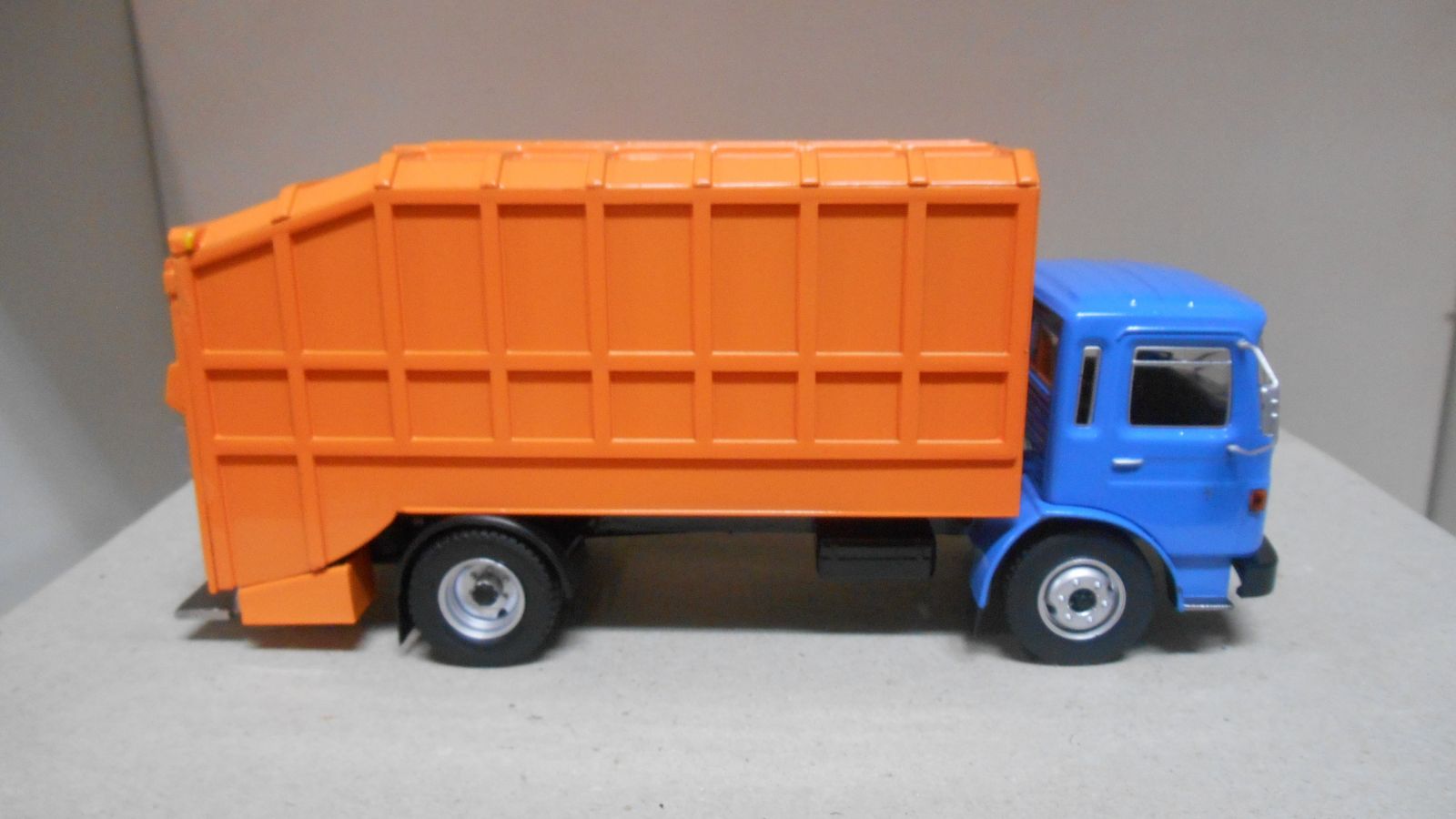 E: 1/24 Saviem SM 240 058/M 06815. Réf Altaya / Ixo "Camions d'autrefois" 