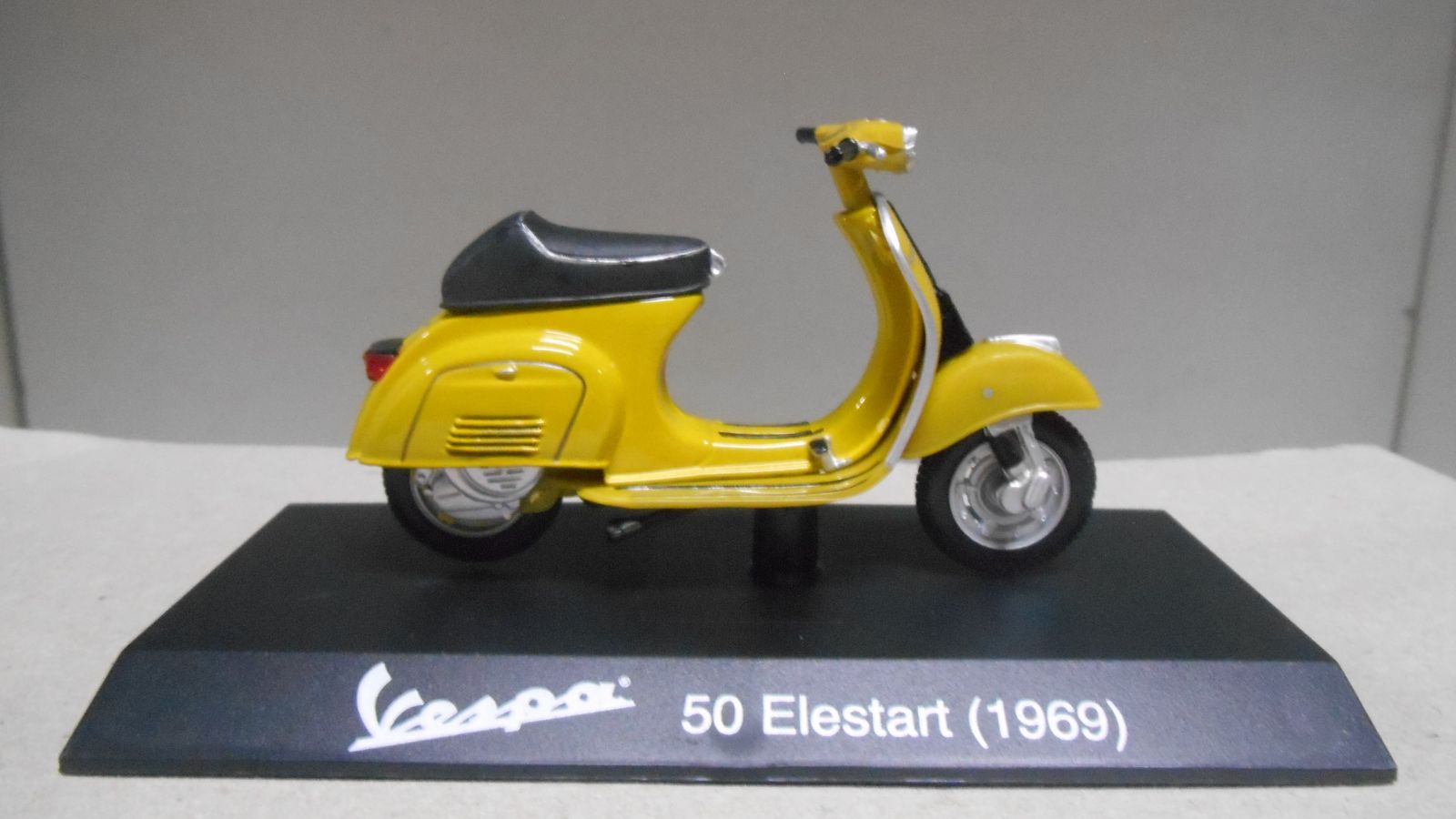 VESPA 1969 50 ELESTART YELLOW MOTO/BIKE 1:18 SALVAT MAISTO
