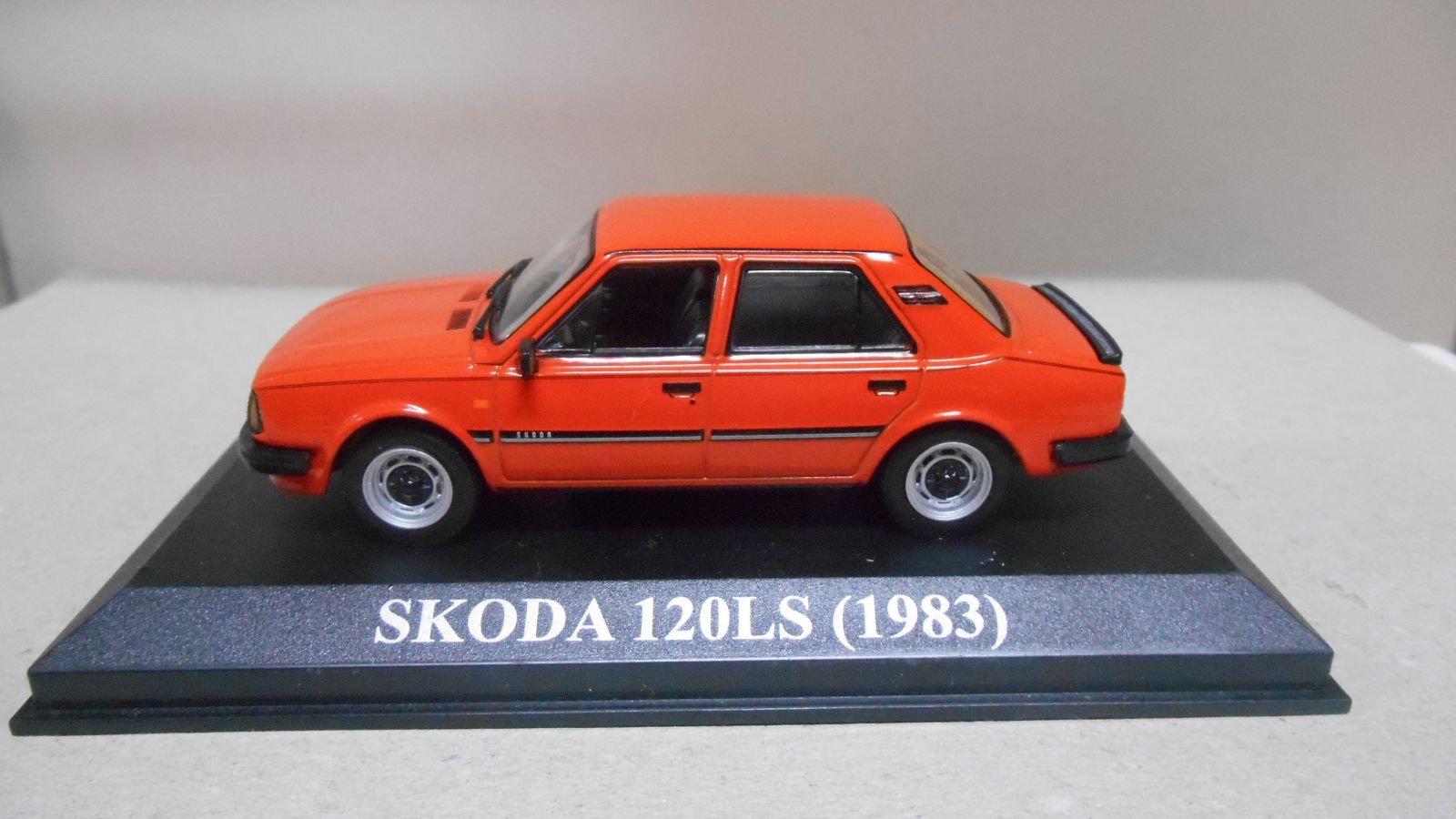 Skoda 1984 Miniature 1/43 IXO - Voiture Collection Neuve