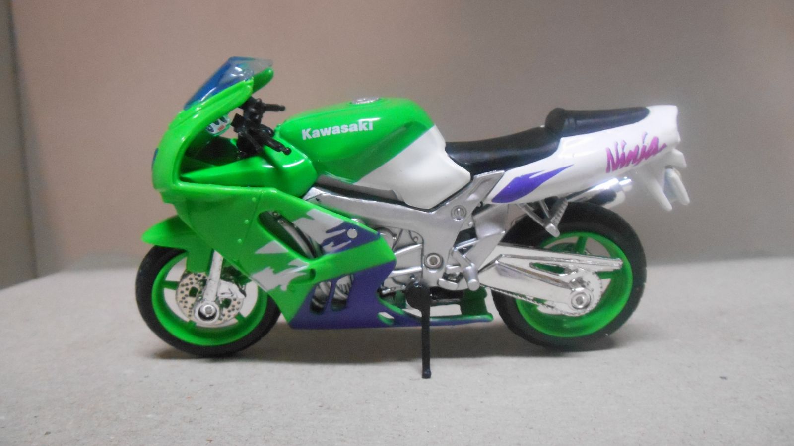 Kawasaki Ninja ZX-9R ミニカー 1/18 KAWASAKI NINJA ZX-9R MOTO/BIKE 1:18 MAISTO - BCN STOCK CARS
