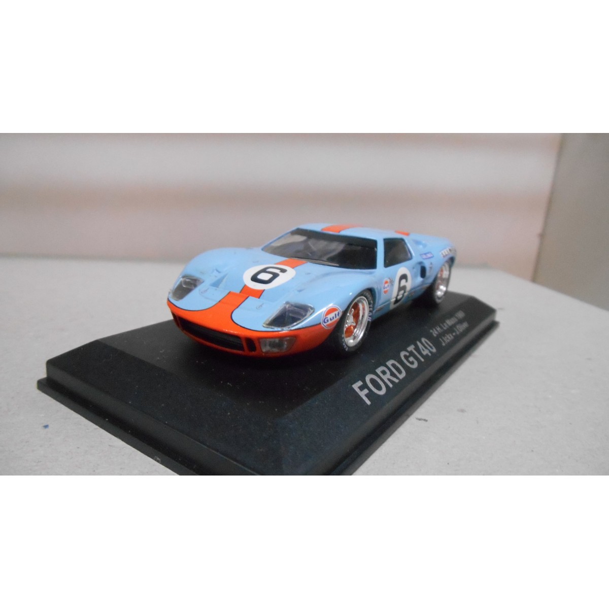 Spark 1:18 Ford GT40 #6 - Vainqueur Des 24h Du Mans 1969 - Ickx & Oliver - Avec Vitrine