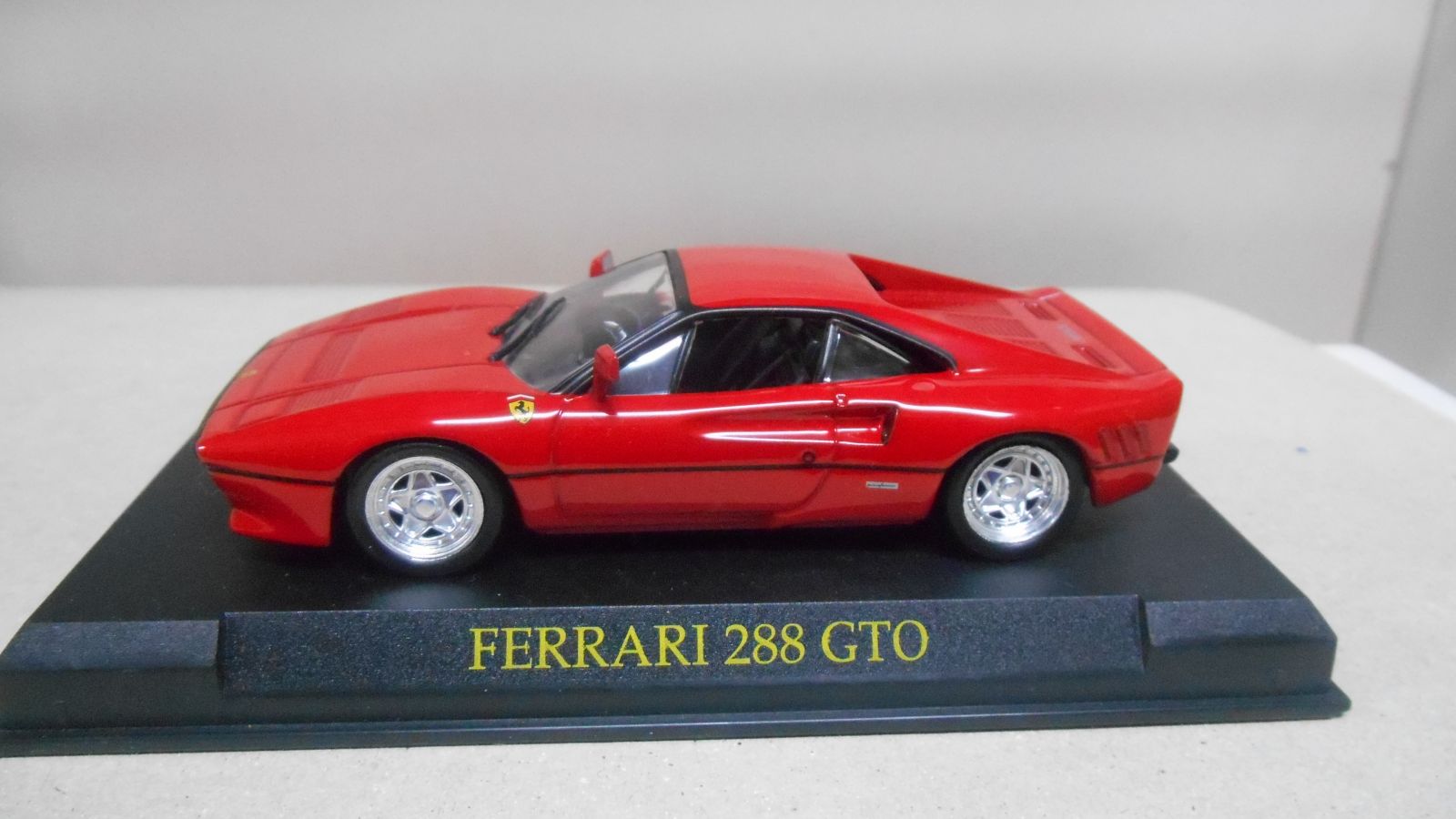 FERRARI 288 GTO ROJO/RED 1:43 SALVAT IXO HARD BOX - BCN STOCK CARS
