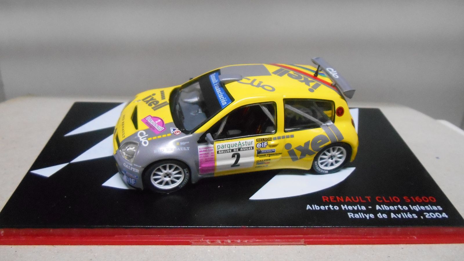 Universal Hobbies Limited edition : 0580/1512 - Renault Clio Super 1600 Team Renault Sport N°3 -Rally Lyon-Charbonnières 2004 - Pilotes Simon Jean-Joseph, Jack Boyère - 1/43 - Collection