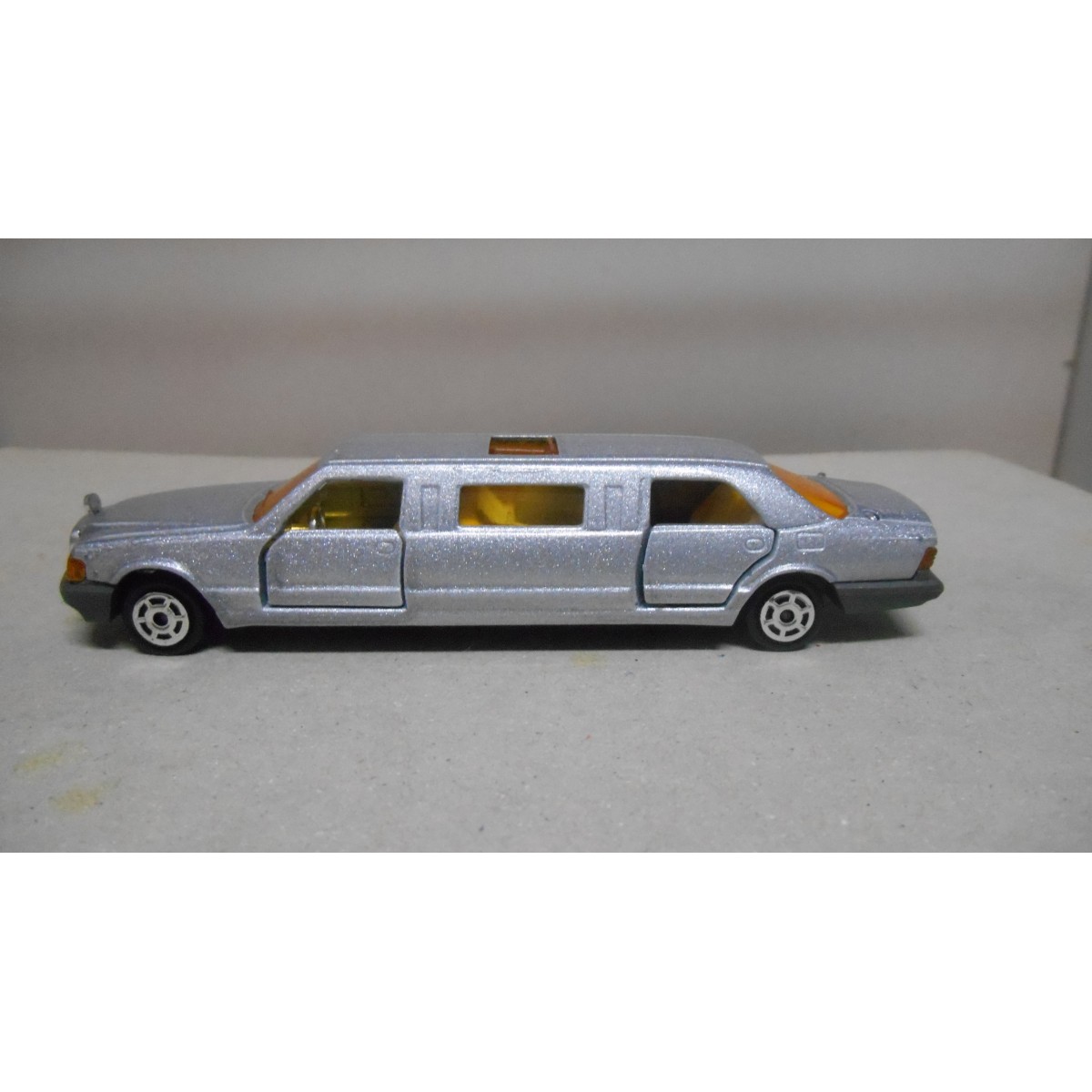 MERCEDES-BENZ LIMOUSINE 1:58 MAJORETTE DEFECT/NO ANTENAS/V