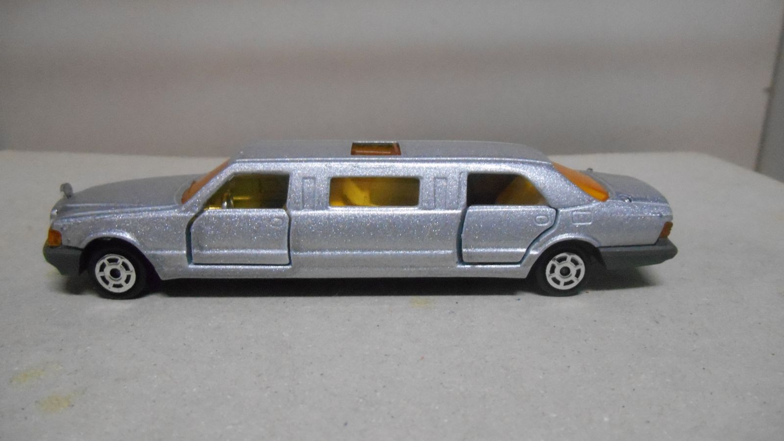 MERCEDES-BENZ LIMOUSINE 1:58 MAJORETTE DEFECT/NO ANTENAS/V FOTO