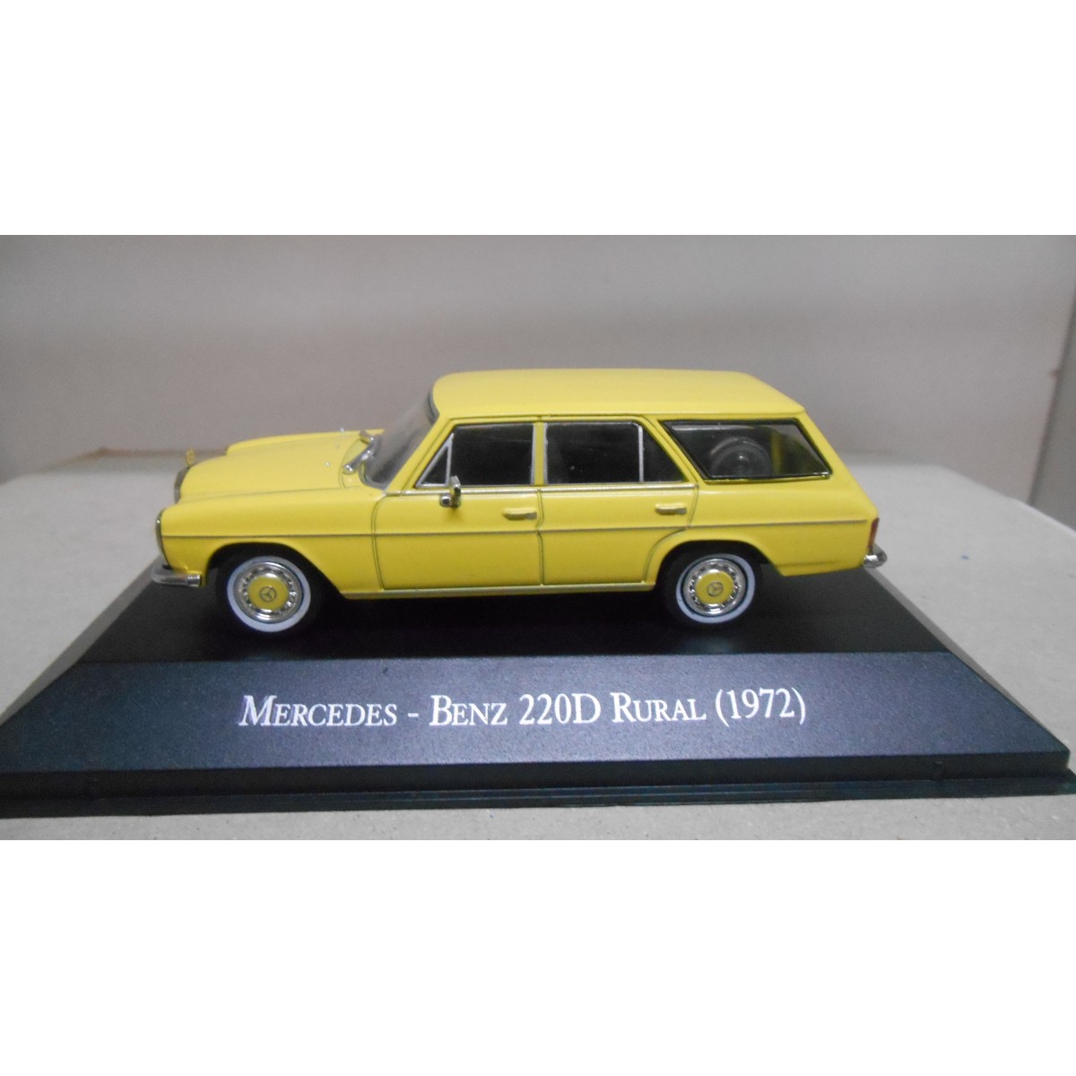 Voiture Miniature 1/43 Mercedes-Benz 220D Rural 1972 - Métal - Modèle Collection Salvat AR62 - Sur Socle - 2