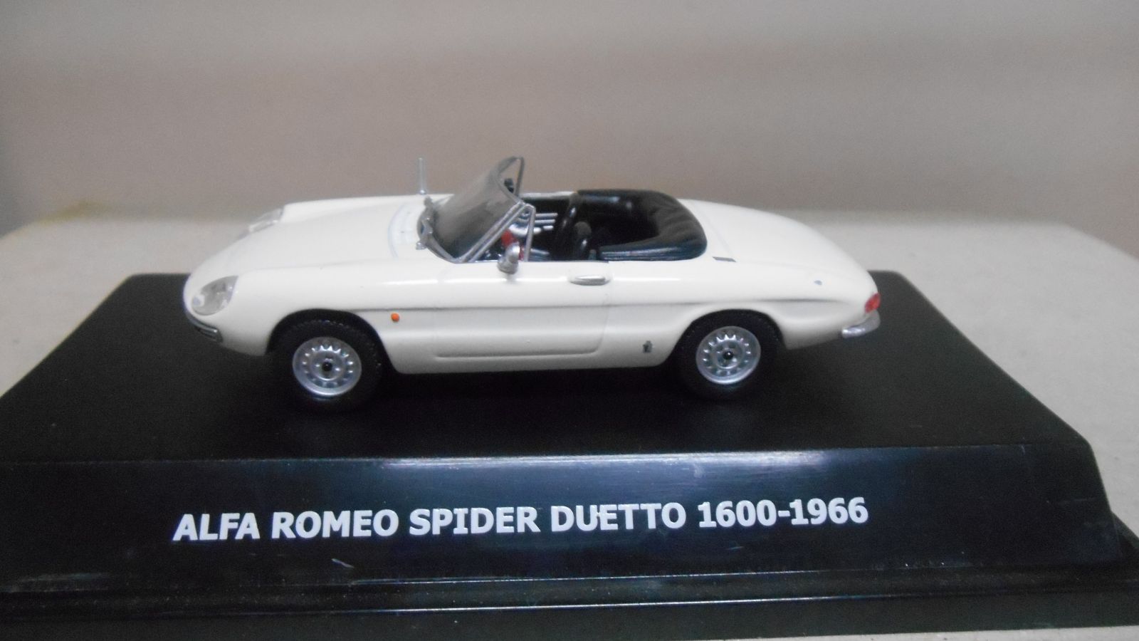 Metro Models 1/43 - Alfa Romeo 1600 Spider Duetto 1966 - Blanche - M130W