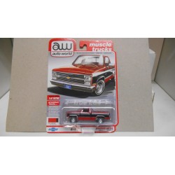 CHEVROLET SILVERADO 10 FLEETSIDE 1984 RED ORANGE/BLACK 1:64 AUTO WORLD