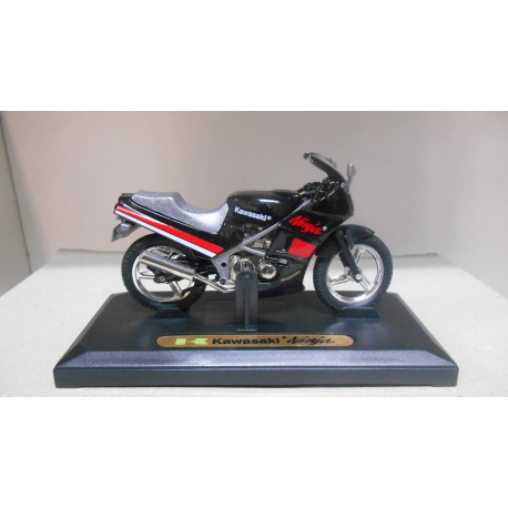 KAWASAKI GPZ 600R NINJA MOTO/BIKE 1:18 MOTOR MAX