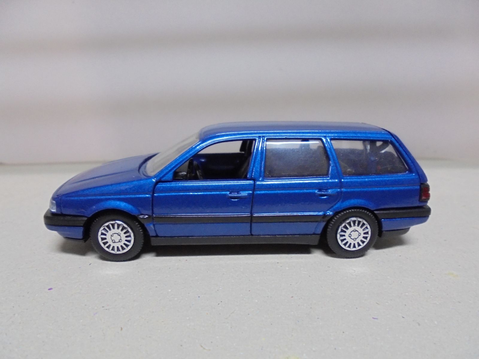 VOLKSWAGEN PASSAT B3 VARIANT 1988-93 BLUE 1:43 SCHABAK - BCN STOCK
