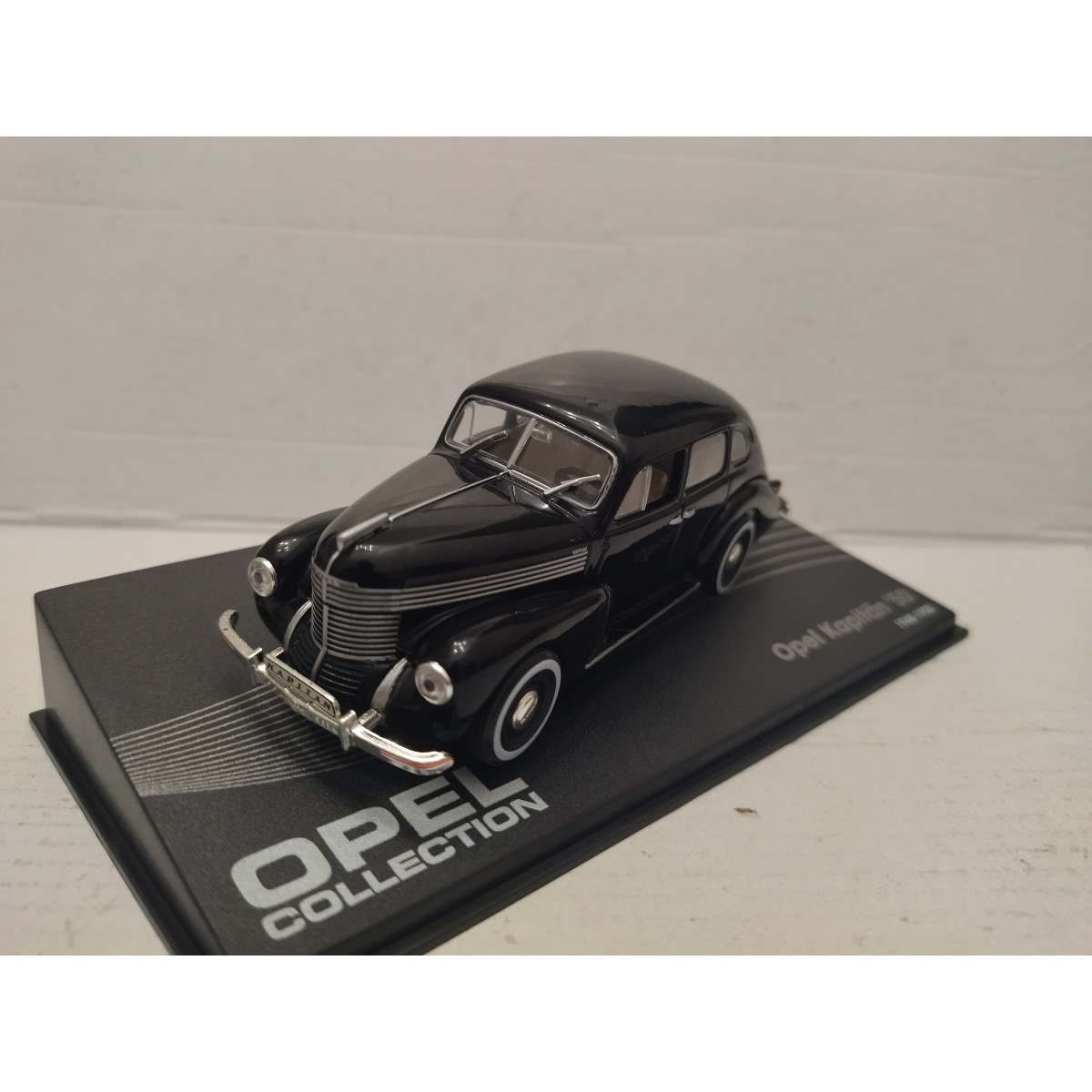 Opel Kapitan Hebmuller 1940 Noire – Miniature NEO échelle 1/43, Résine, Modèle 43265