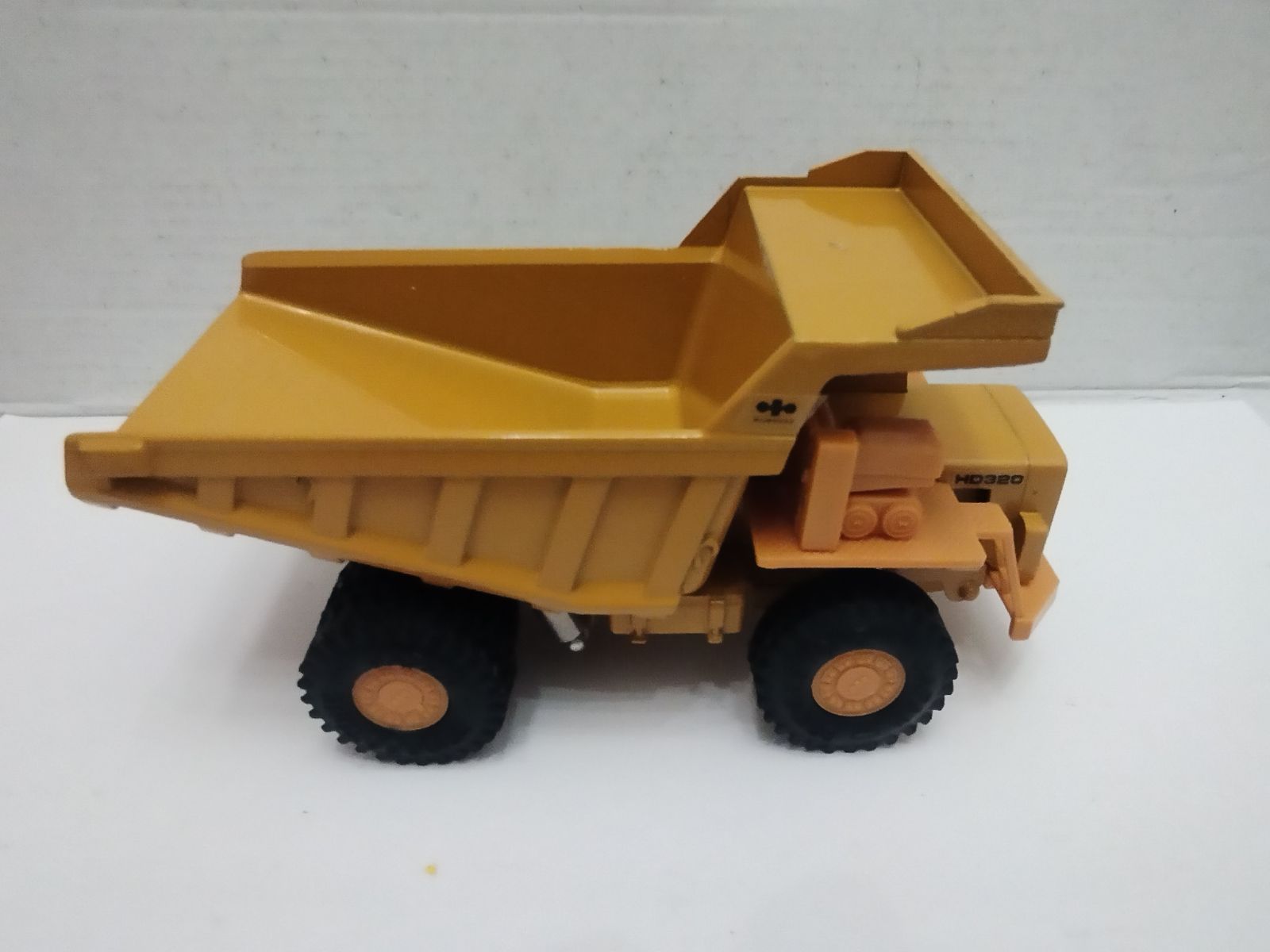 KOMATSU HD320-2 DUMPER TRUCK 1:60 DIAPET T-56 YONEZAWA - BCN STOCK