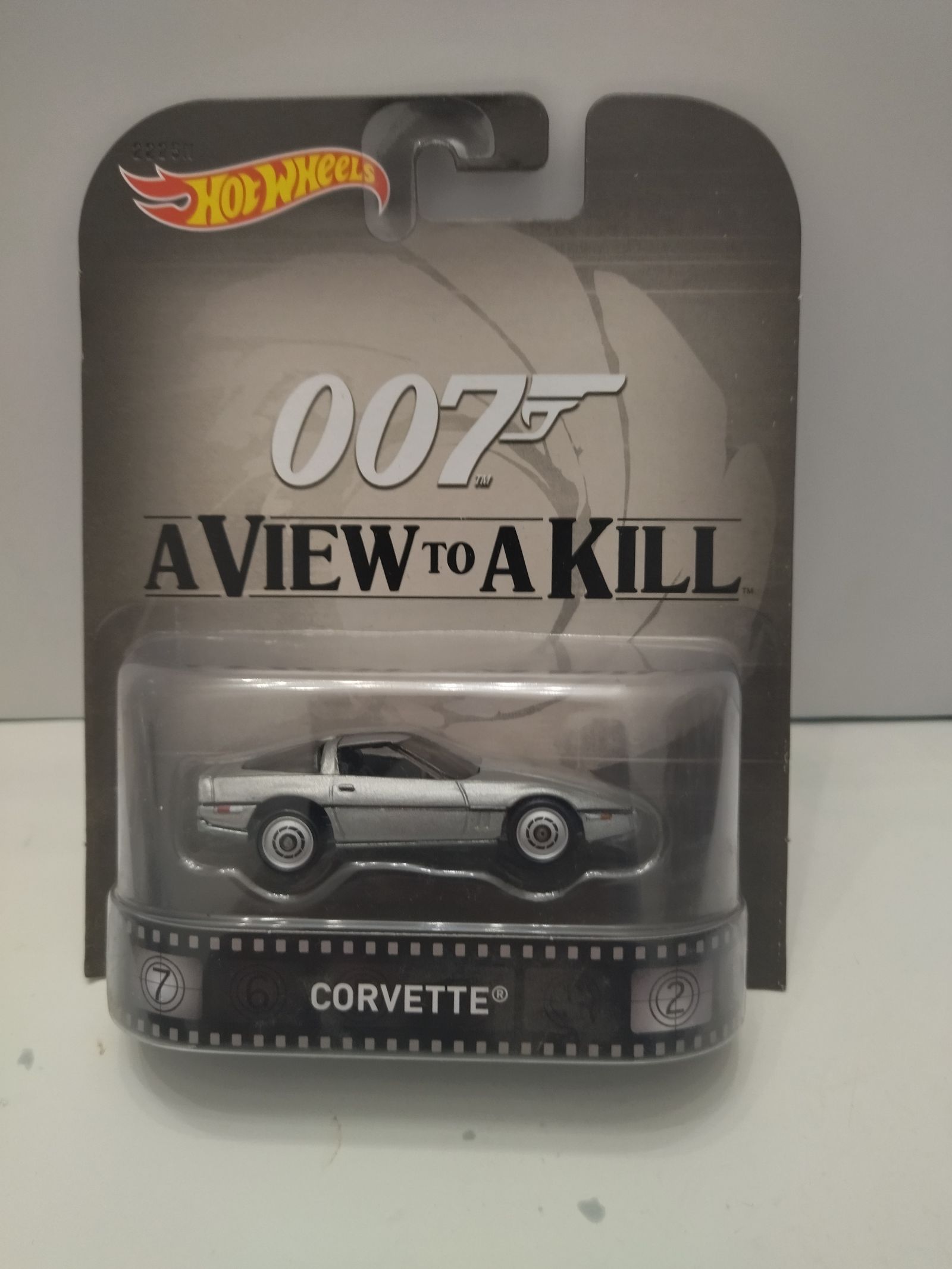 CHEVROLET CORVETTE A VIEW TO A KILL 007 JAMES BOND 1:64 HOT WHEELS