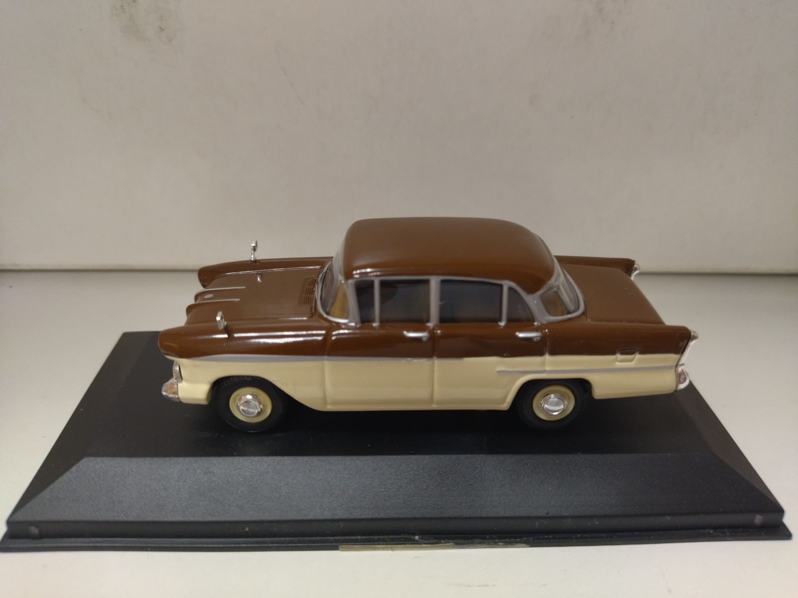 Vanguards 1/43 - Vauxhall Victor Rouge (Occasion, Très Bon état Avec Boîte)