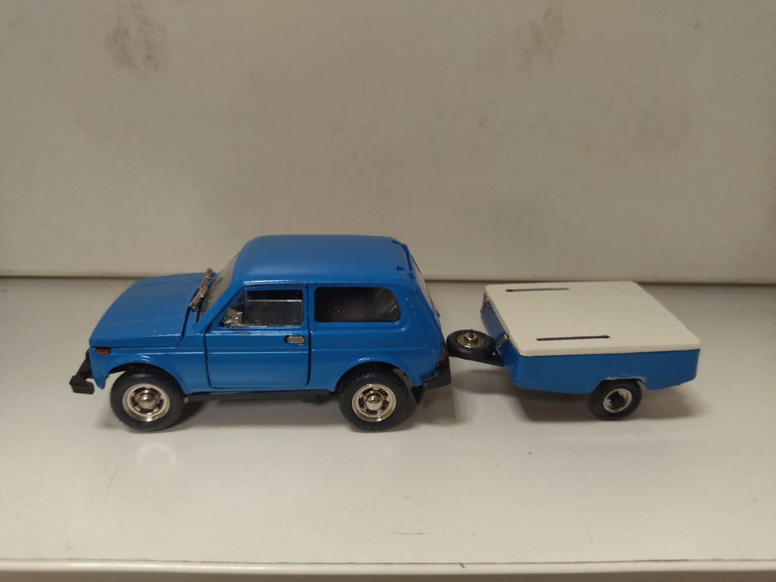 La Lada Niva 2121 Orange En Miniature Métal Russe Par Novoexport Au 1 43e 15550