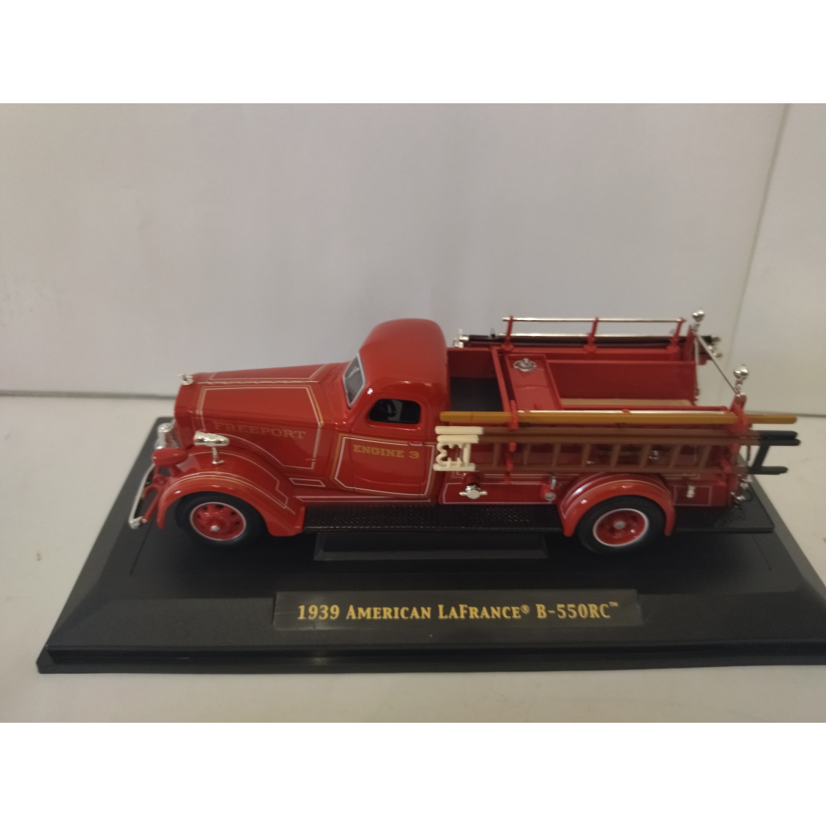 Road Signature 43007 1:43 Freeport 1939 American La France B-550RC Fire