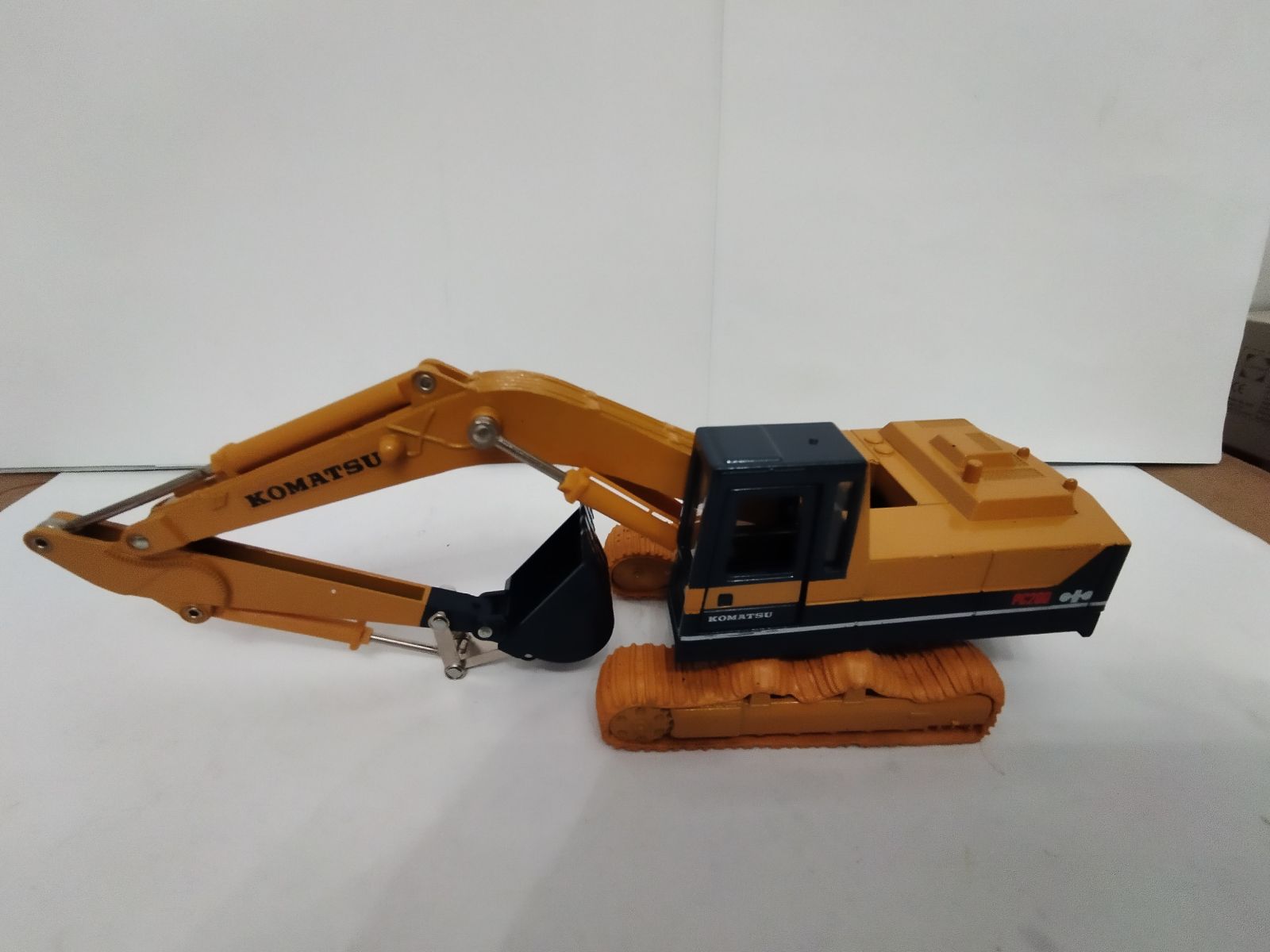 KOMATSU PC200 EXCAVATOR/EXCAVADORA 1:43 TOMICA DANDY DK-001 DEFECT